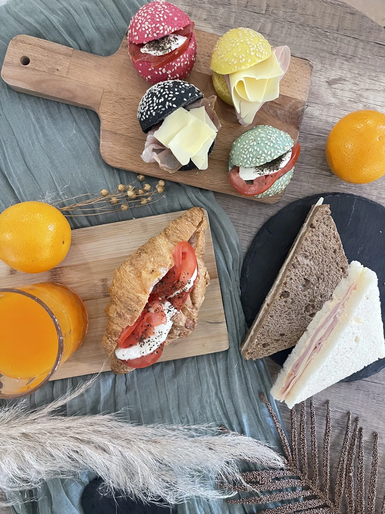 Mini panini colorati e tramezzini con spremuta