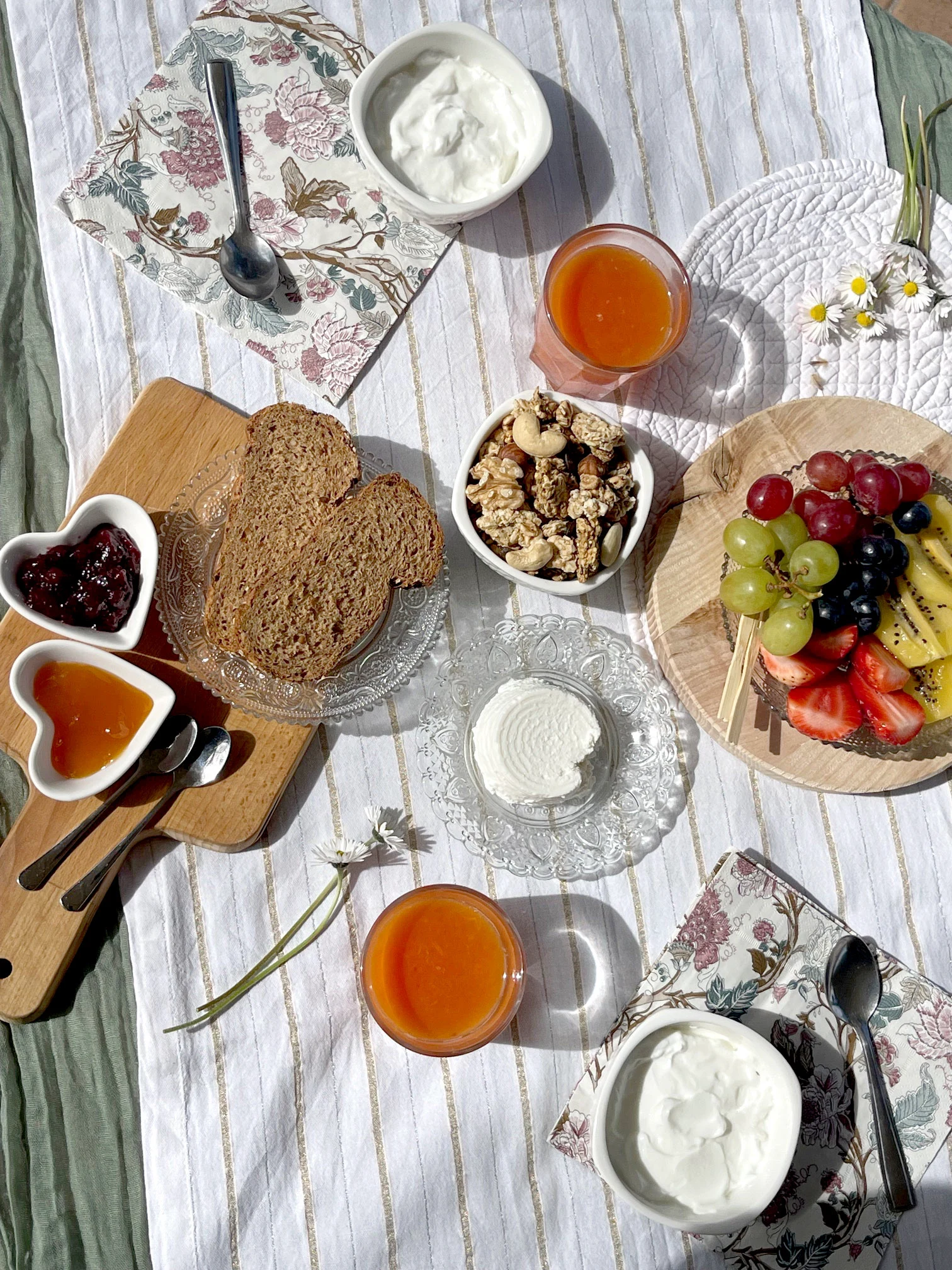 Vista dall’alto della tavola della Colazione Senza Tempo, con frutta, pane, ricotta e yogurt
