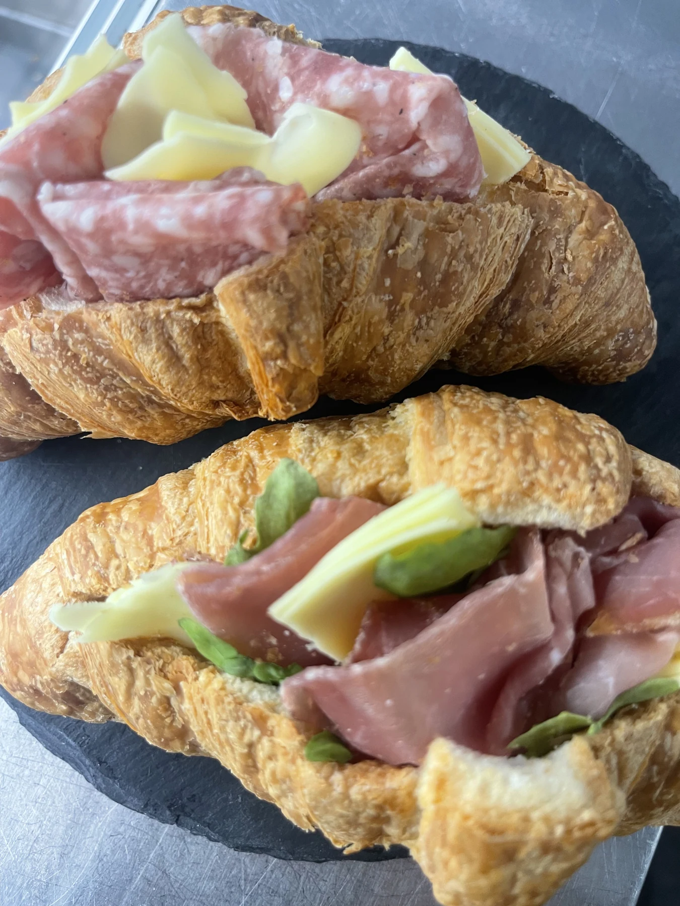 Cornetti salati farciti con affettati e formaggi