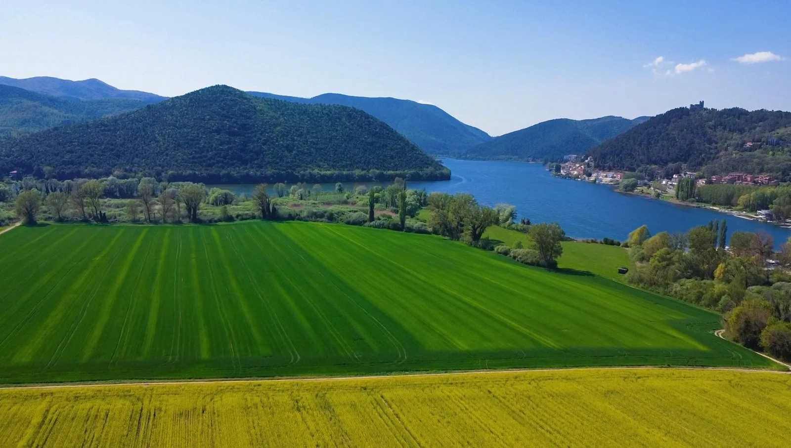 Vista del lago e del borgo di Piediluco