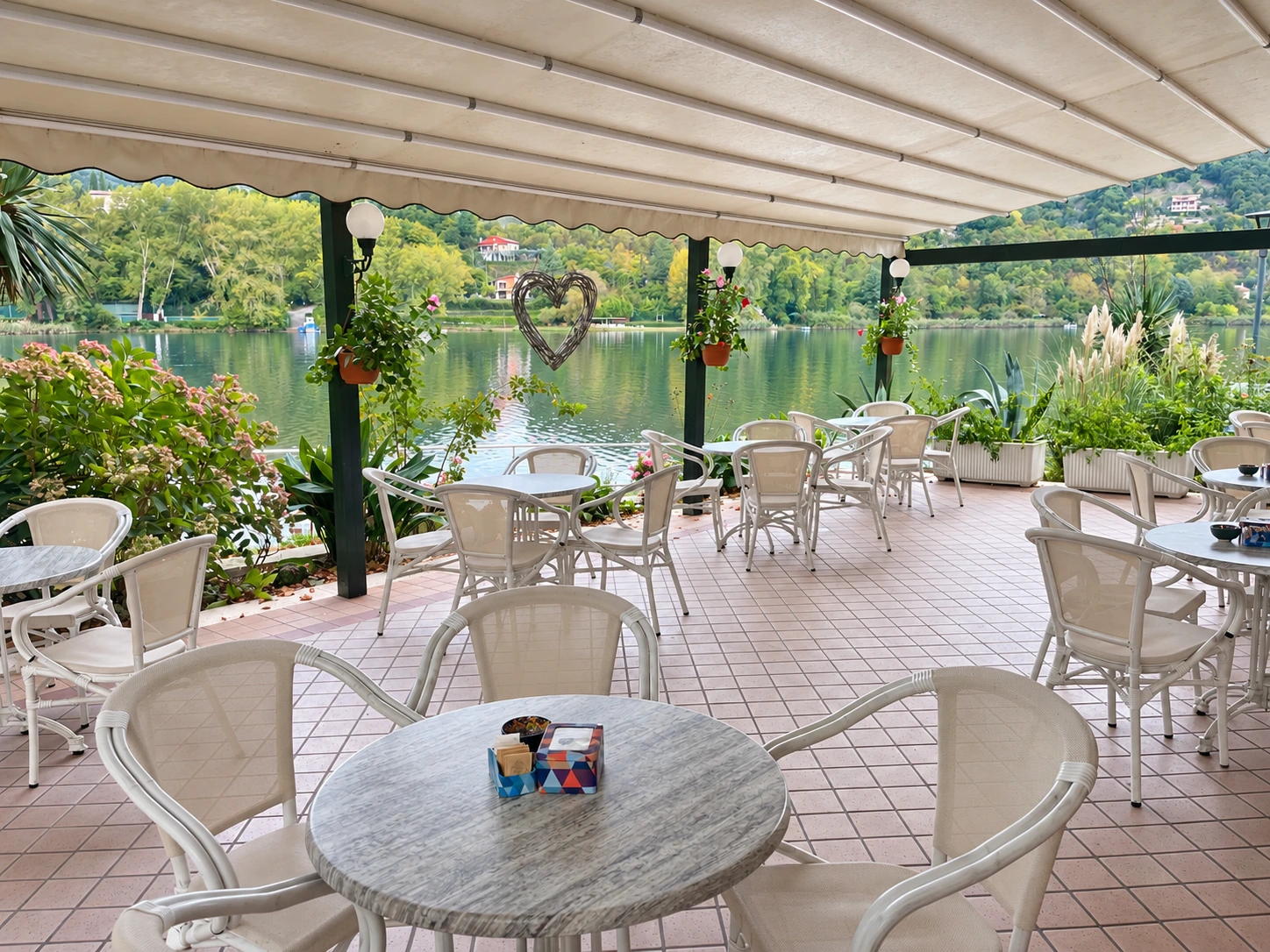 L'unico Bar di Piediluco con una Terrazza panoramica sul lago ed un caffè esclusivo e premiato.